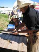 /album/fotogalerie-historicky-i-european-sass-cowboy-action-shooting-se-uskutecnil-v-italii/vybijeni-revolveru-1-jpg/